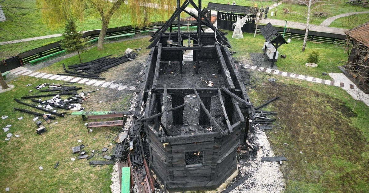 Incendiu distruge biserica de lemn din Topla, veche de 300 de ani. Incendiu distruge biserica de lemn din Topla, veche de 300 de ani.