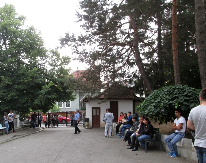 Parintii si-au asteptat copiii trei ore, in fata scolilor. Foto Adevarul