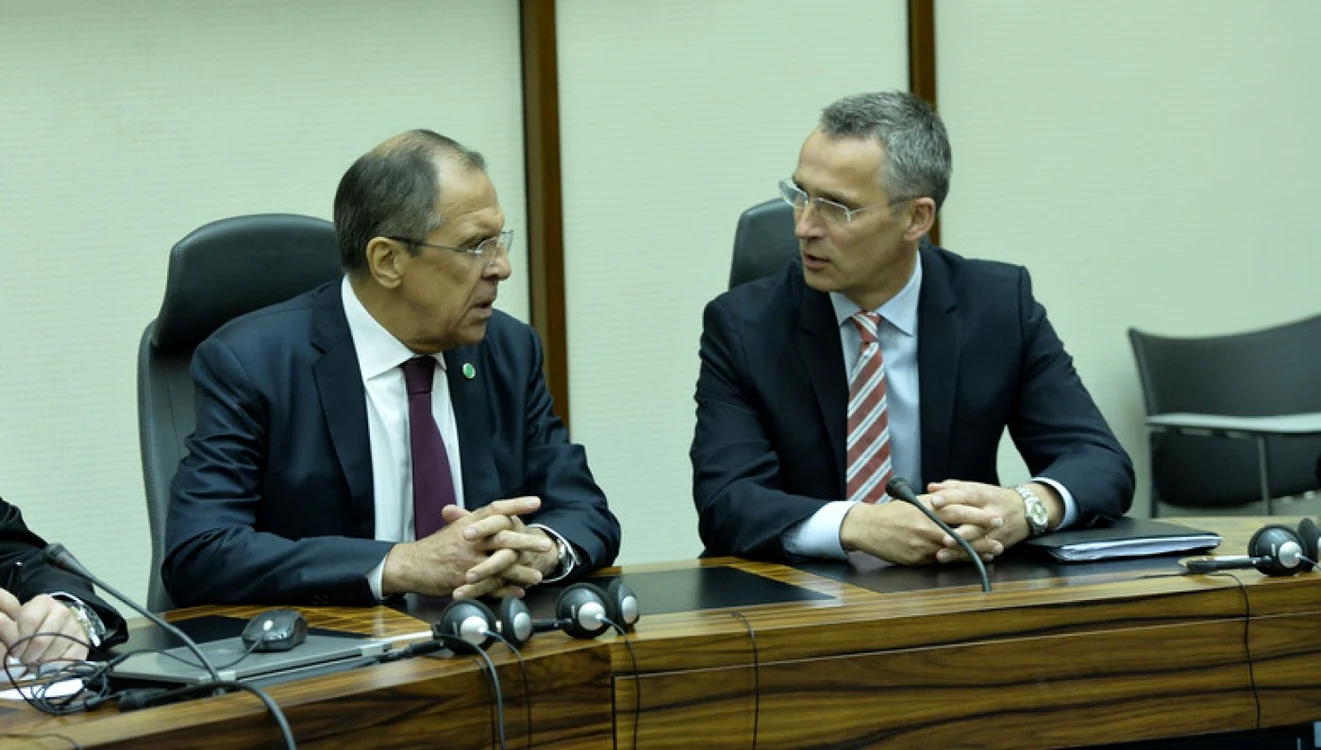 Discuţie între Serghei Lavrov (stânga) şi Jens Stoltenberg (dreapta) FOTO nato.int
