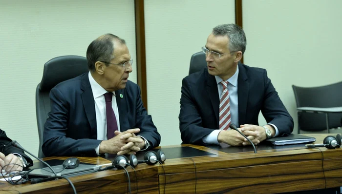 Discuţie între Serghei Lavrov (stânga) şi Jens Stoltenberg (dreapta) FOTO nato.int