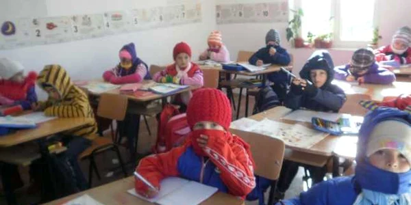 Copiii nu mai suportă frigul din clase. 