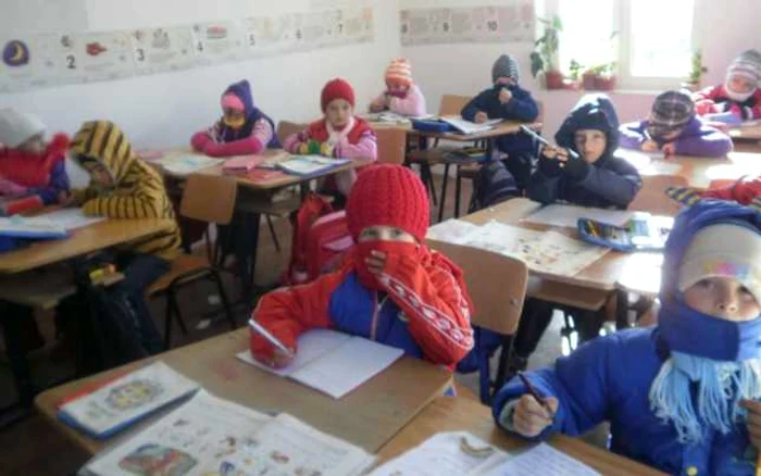 Copiii nu mai suportă frigul din clase.