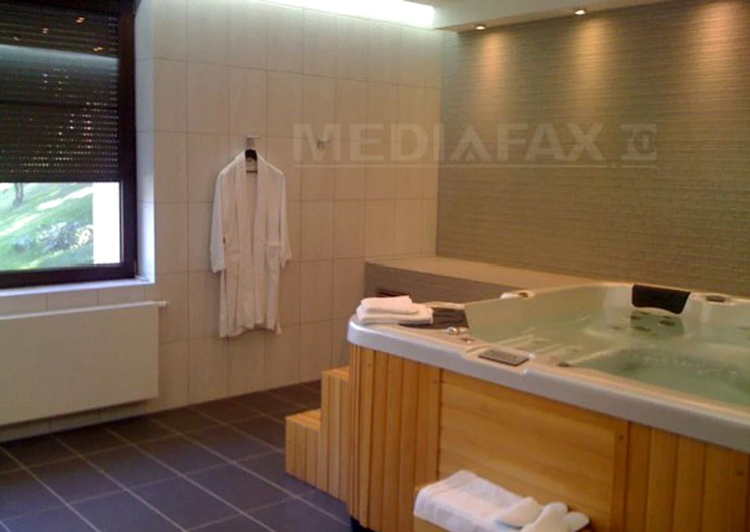 În interiorul vilei există  o piscină şi o baie cu jacuzzi