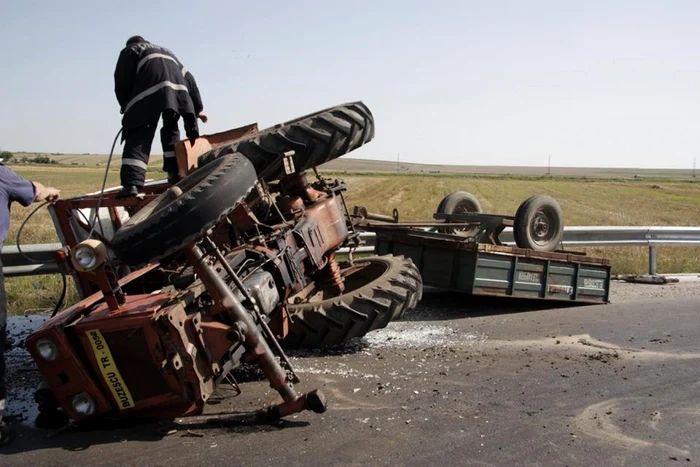 Tractor rasturnat, persoana incarcerata