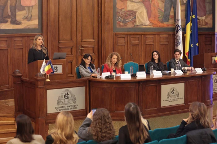 Laura Cosoi în Aula Magna de la ASE (2) jpeg