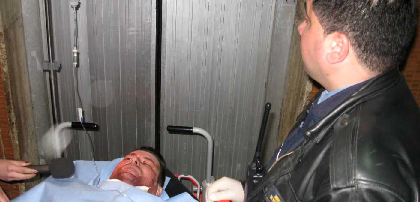 Botoşani: Deţinutul a ajuns marţi dimineaţă la Spitalul Judeţean după ce şi-a tăiat beregata şi a fost trimis la Iaşi sub escortă 