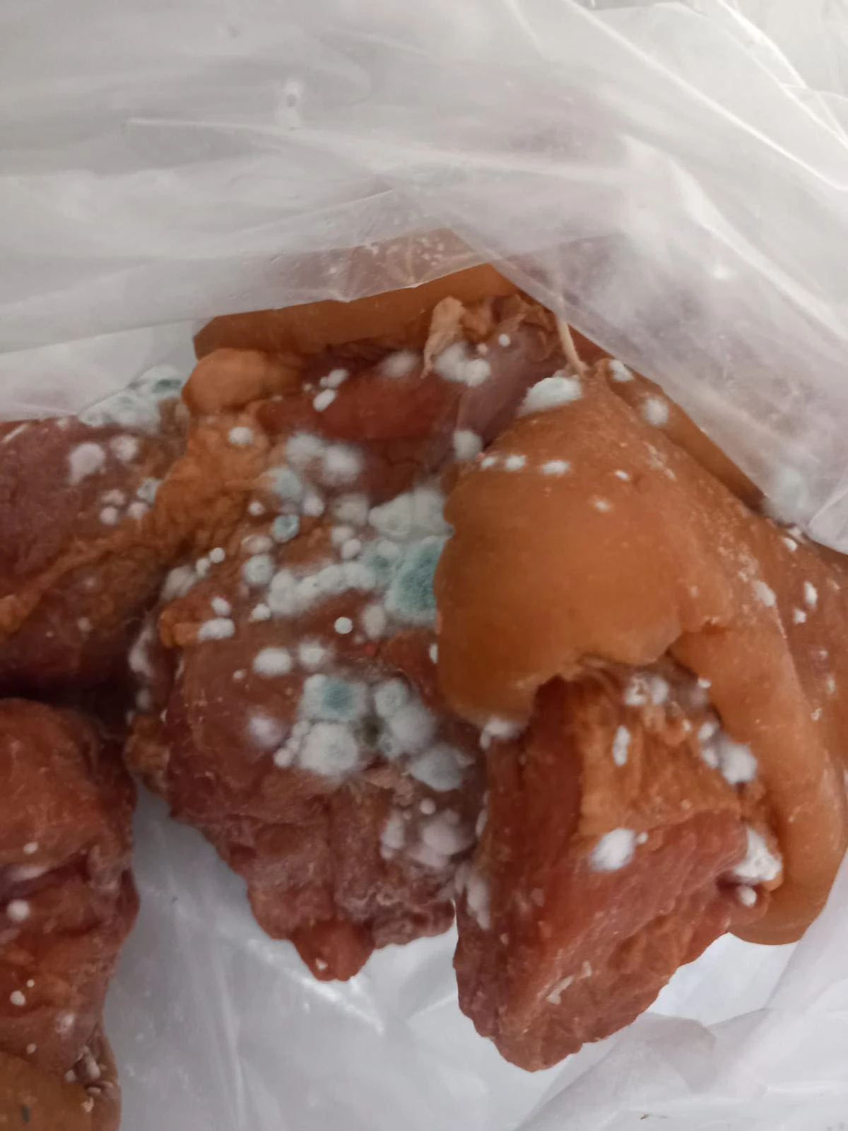 Alertă alimentară: Carne stricată și legume mucegăite, găsite de Protecția Consumatorilor pe rafturilor mai multor magazine din țară