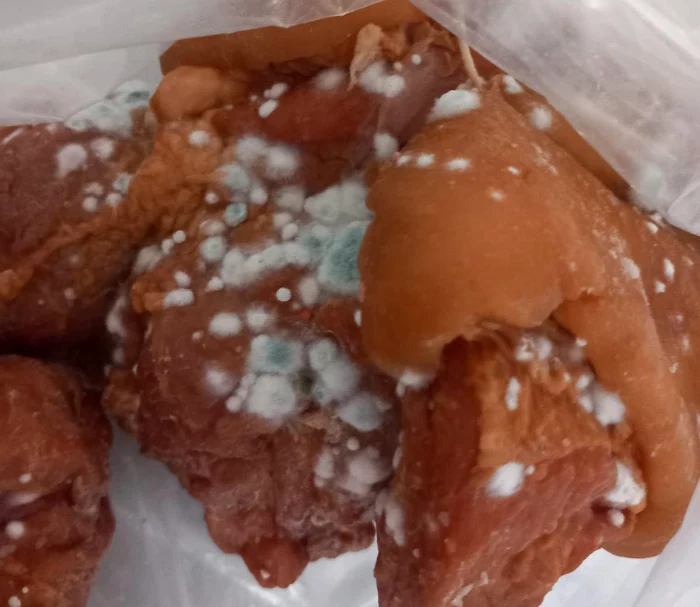 Carne stricată la rafturi FOTO: Facebook/ANPC