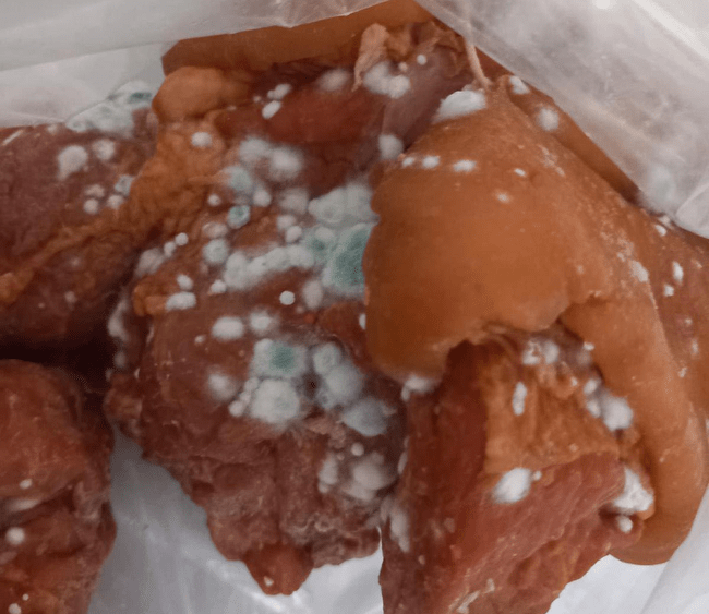 Alertă alimentară: Carne stricată și legume mucegăite, găsite de Protecția Consumatorilor pe rafturilor mai multor magazine din țară