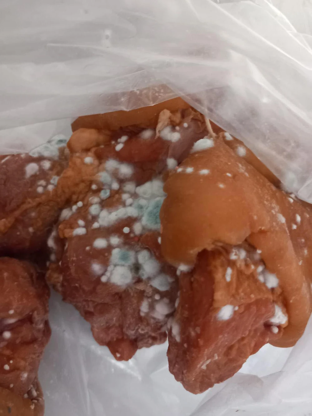 Alertă alimentară: Carne stricată și legume mucegăite, găsite de Protecția Consumatorilor pe rafturilor mai multor magazine din țară