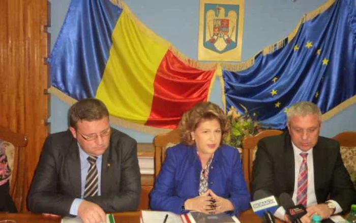 Ministrul Muncii,Rovana Plumb( centru) a venit într-o vizită la Botoşani FOTO Cosmin Zamfirache