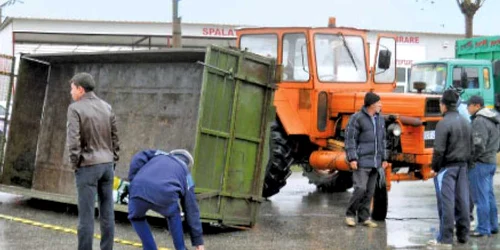 Poliţiştii au făcut măsurători la locul accidentului  