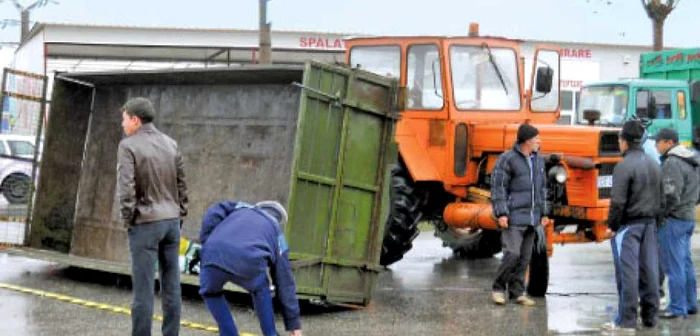 Poliţiştii au făcut măsurători la locul accidentului  