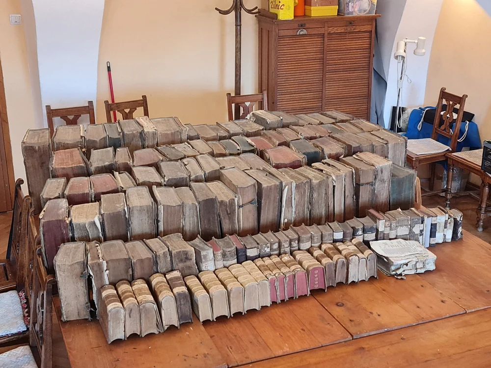 Au fost găsite peste 200 de cărți, manuscrise, documente medievale. FOTO: Adinel Dincă