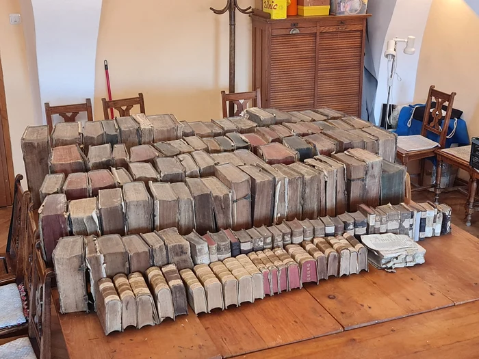 Au fost găsite peste 200 de cărți, manuscrise, documente medievale. FOTO: Adinel Dincă