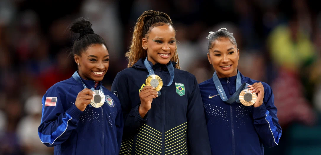 Simone Biles (SUA) - Rebeca Andrade ((Brazilia) - Jordan Chiles (SUA), de la stânga. FOTO: Facebook