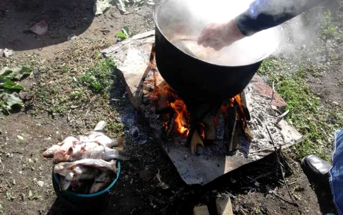 Ciorba pregătită la ceaun are un gust aparte, spun bucătarii FOTO: Alina Mitran