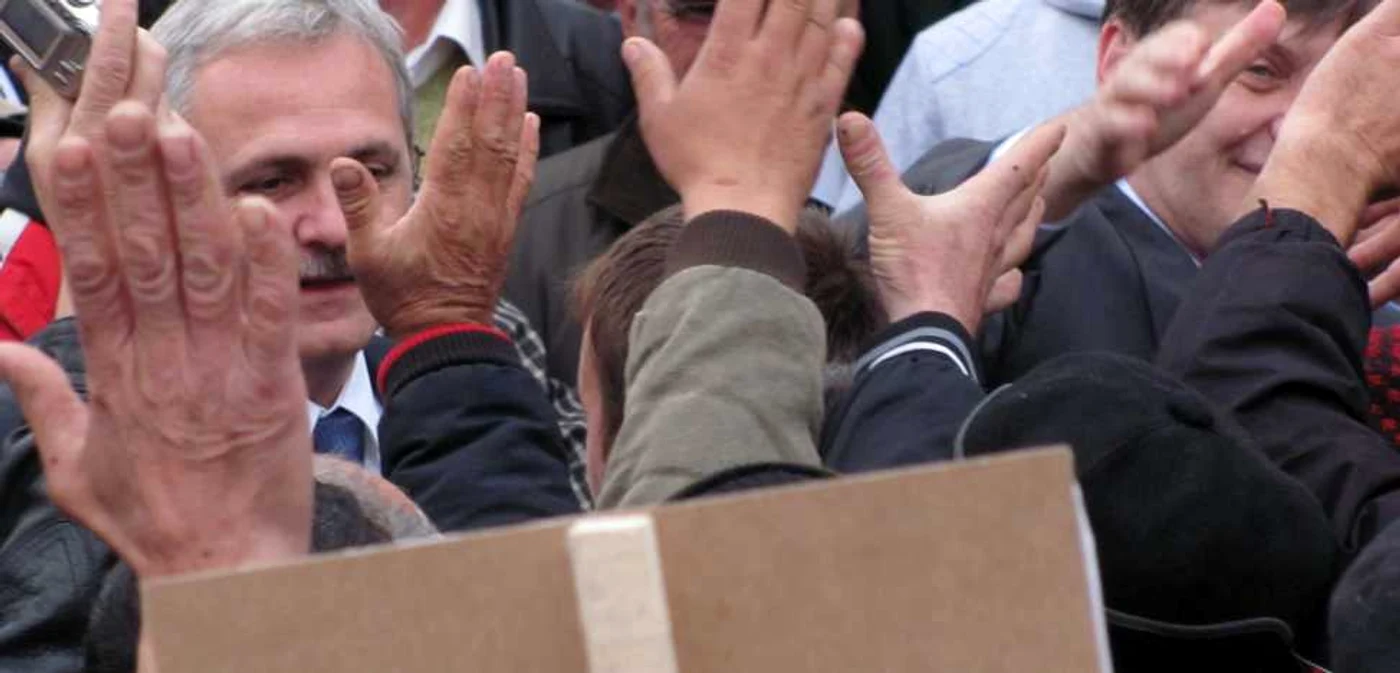 Liviu Dragnea şi Crin Antonescu (USL) au încercat şi în ultima zi a campaniei electorale să-i convingă pe locuitorii Alexandriei să-i voteze FOTO Claudiu Dumitrache