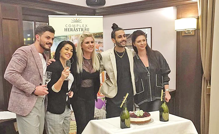 
    Adina a primit un munte de daruri din partea familiei  