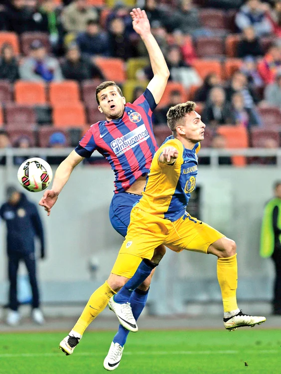 Nu e balet, e fotbal de Liga I. Din păcate pentru cei doi, balonul e deja departe...