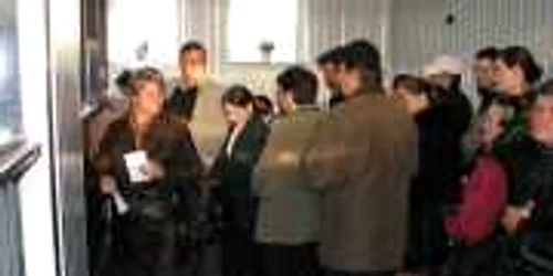 Oamenii stau la coadă şi câte două ore 