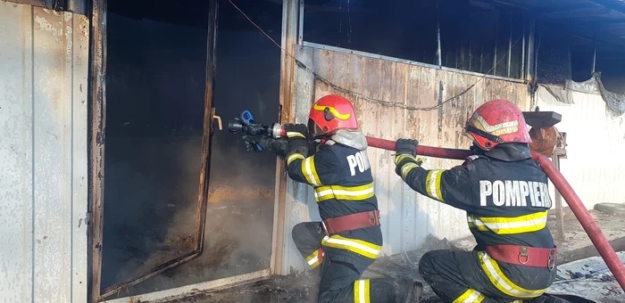 Incendiu la o hală din Galați FOTO: ISU