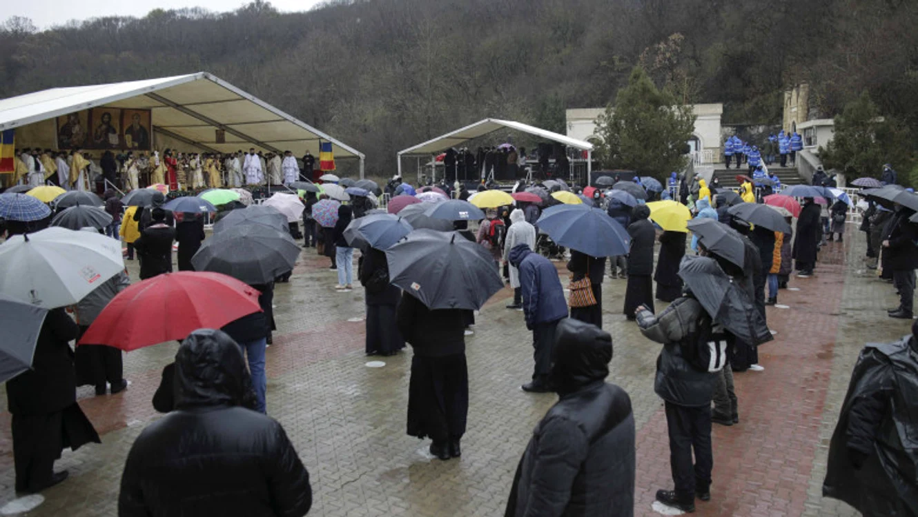 
    La pelerinaj au participat fără să fie sancționați peste 100 de oameni care nu aveau adresa în zona localității Ion Corvin Foto: m.digi24.ro  
