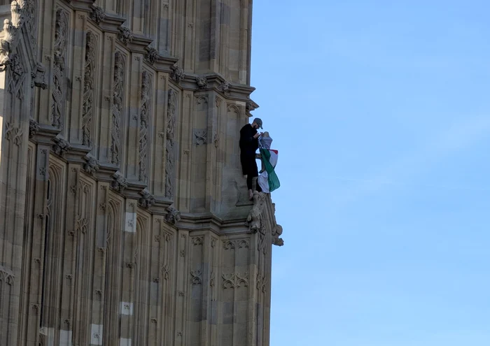 Bărbatul s-a urcat pe Turnul Big Ben FOTO: X