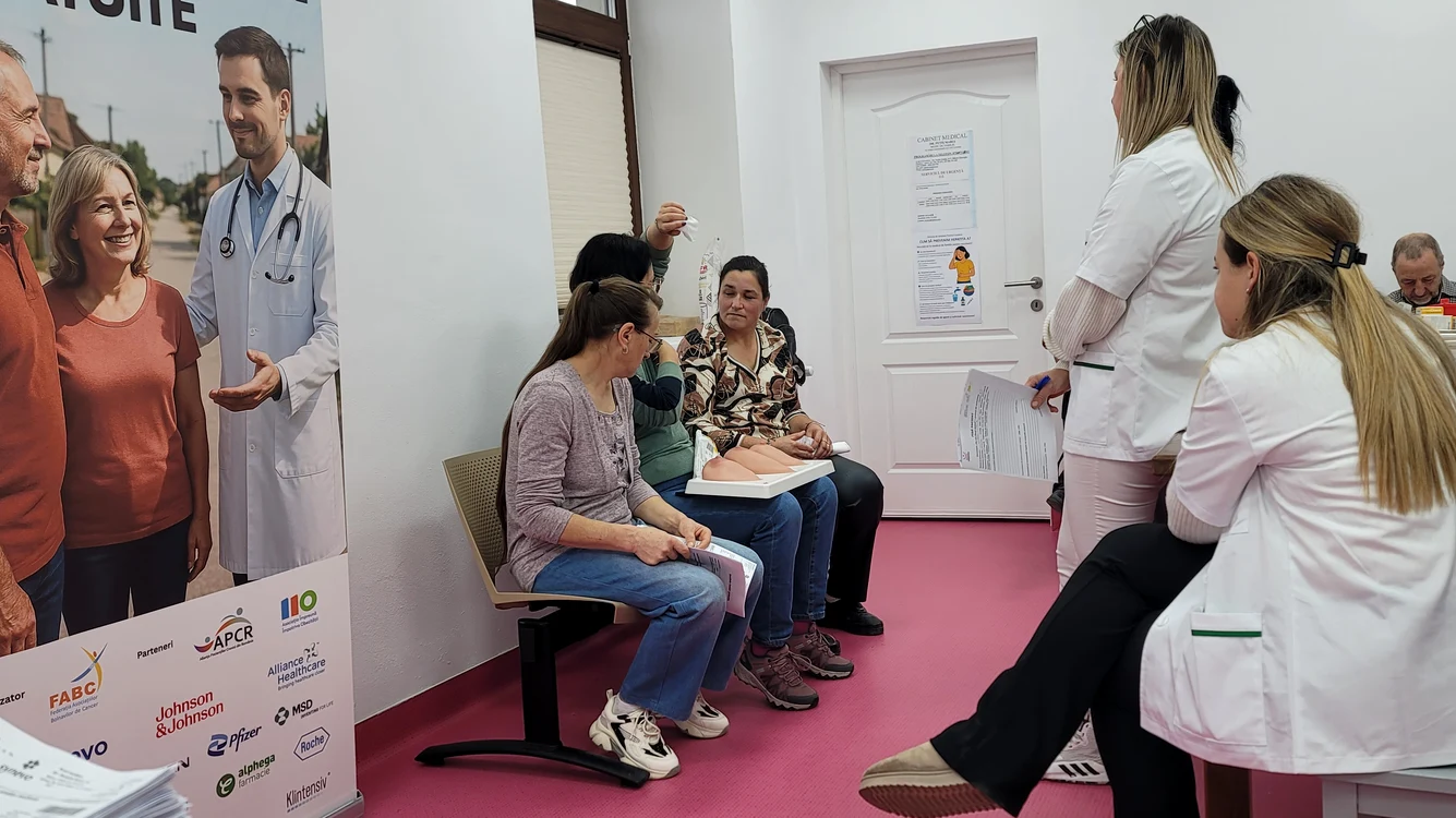 Voluntarii au făcut și educație sanitară cu pacientele FOTO: FABC