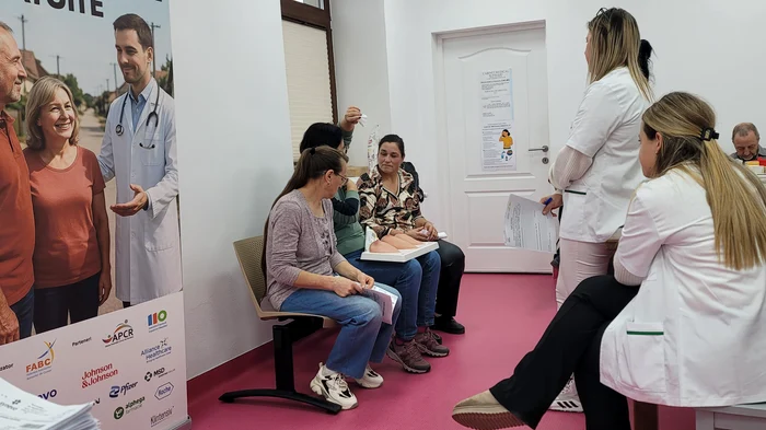 Voluntarii au făcut și educație sanitară cu pacientele FOTO: FABC