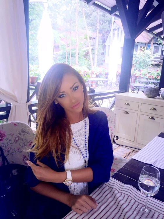 Bianca Drăguşanu a pus şorţul de bucătar şi a gătit pentru prietenele eiFOTO Facebook