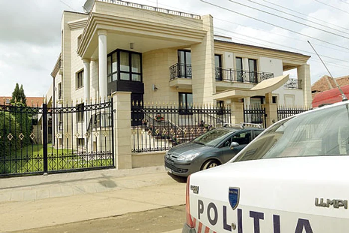 S-a aruncat de pe acoperişul vilei