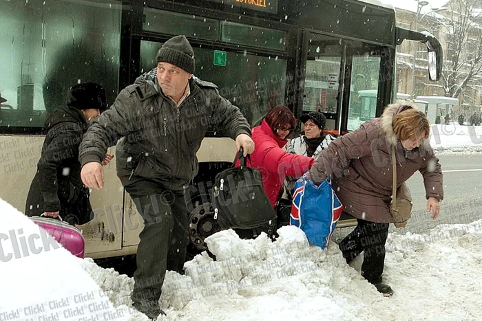 Pe străzile laterale  ale Capitalei e prăpăd.  Primarii n-au în plan  deszăpezirea acestora