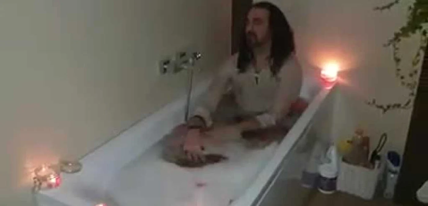 Flavius Buzilă în momentul în care interpretează "noua melodie"