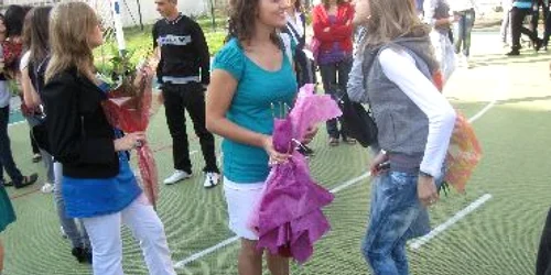 Bacău: Liceenii entuziasmați de începerea noului an școlar