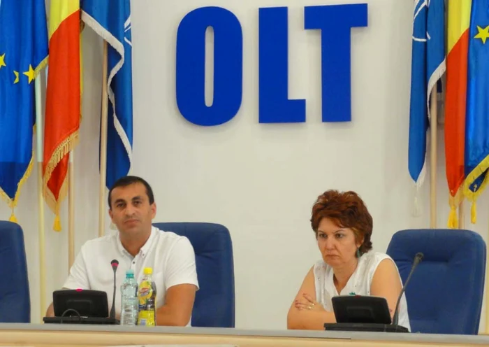 Marius Oprescu, vicepreşedinte CJ Olt, şi Daniela Lungu, director în CJ Olt... (FOTO: Mugurel Manea)