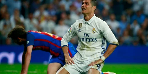 Cristiano Ronaldo de la Real Madrid în genunchi în timpul meciului dintre Real Madrid CF şi FC Barcelona pe Estadio Bernabeu la Madrid Spania FOTO Guliver / Getty Images / Gonzalo Arroyo Moreno 