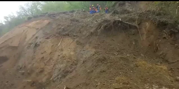 Alunecare de teren pe DN7CC centura Călimănești de pe Valea Oltului Colaj mp4 thumbnail png