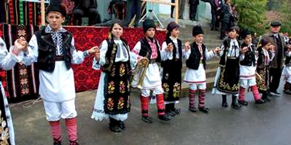 Reşiţa: Moda în sat: straie vechi  la sărbătoare (GALERIE FOTO)