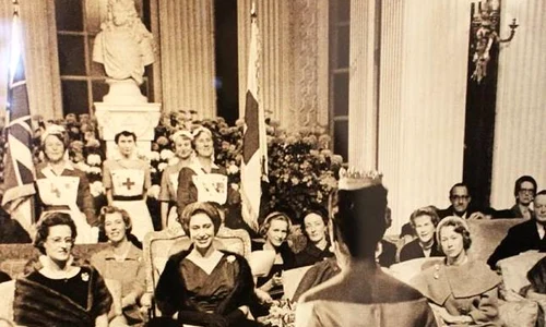 Printesa Margaret în vizita la atelierul Dior, 1951 jpeg