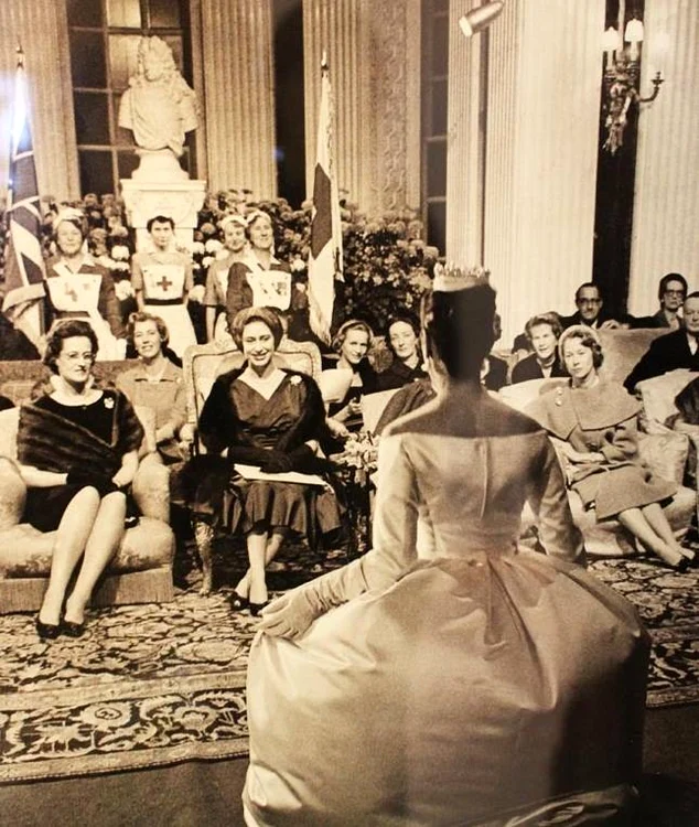 Printesa Margaret în vizita la atelierul Dior, 1951 jpeg
