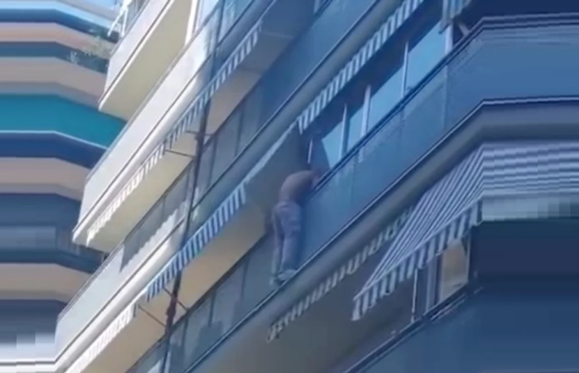 A salvat un băiețel atârnat de un balcon 