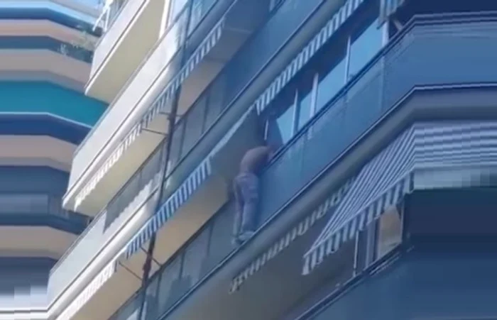 A salvat un băiețel atârnat de un balcon 