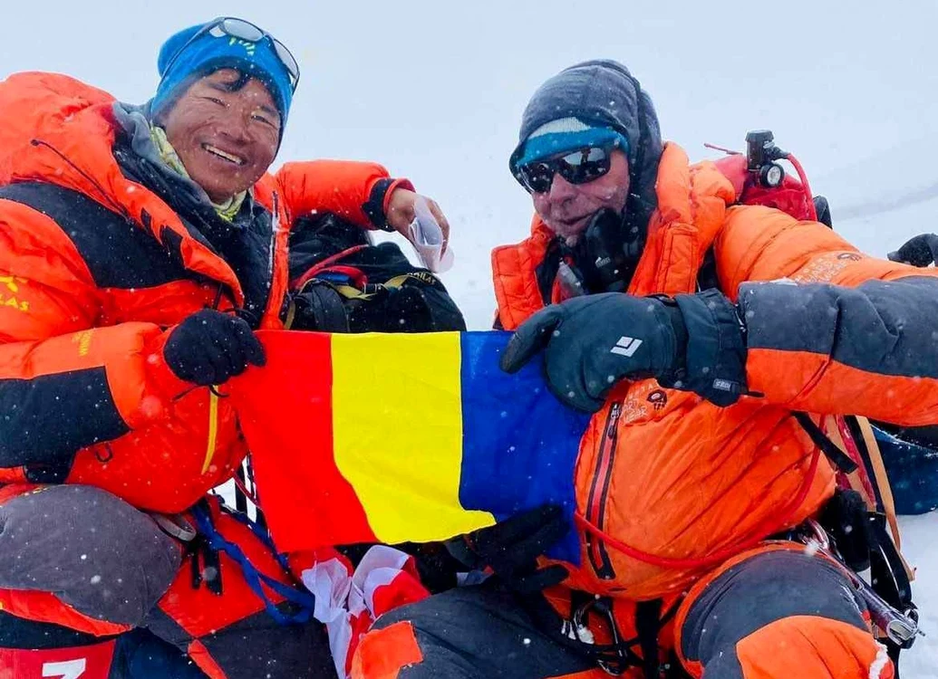 Adrian Laza, împreună cu Tenji Sherpa, pe K2 FOTO Facebook Ina Laza
