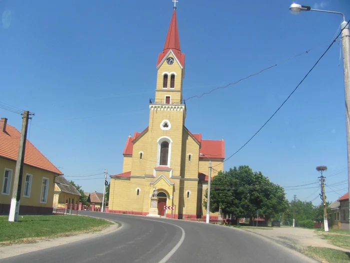 Biserica Catolică din Cenad şi statuia lui Gerhard Foto