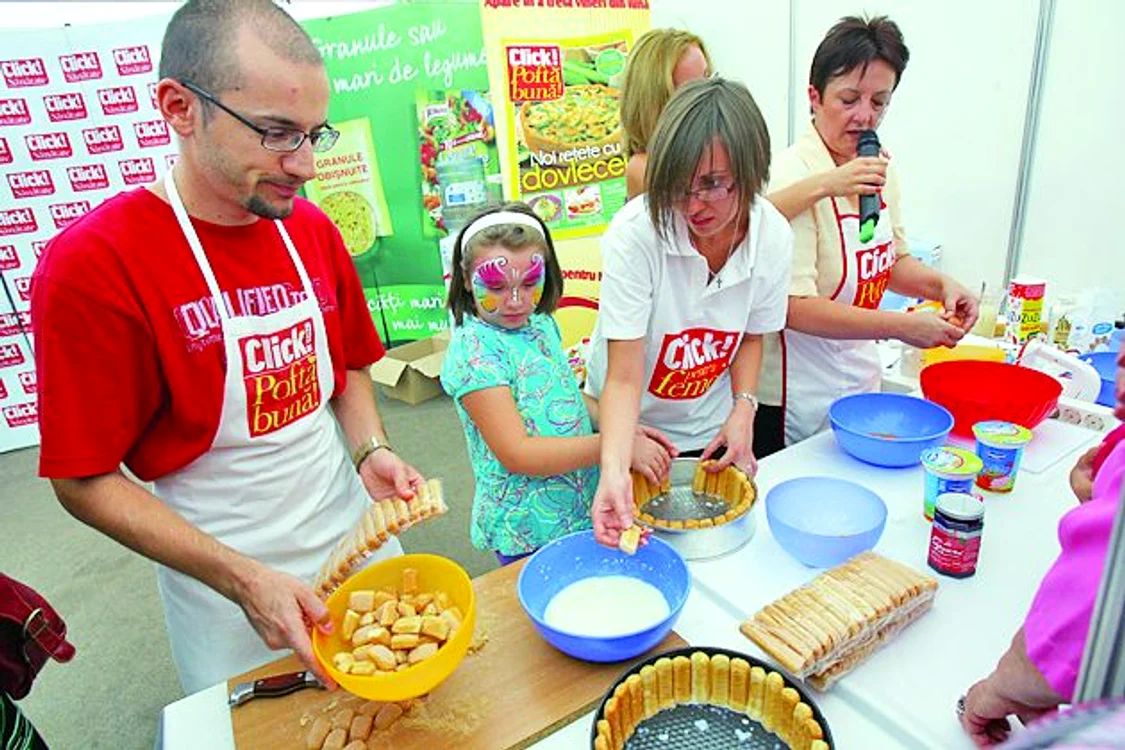 Echipa “Click! Poftă  bună” a pregătit prăjitura sub privirile pofticioase ale trecătorilor (Fotografii: Dorin Constanda)