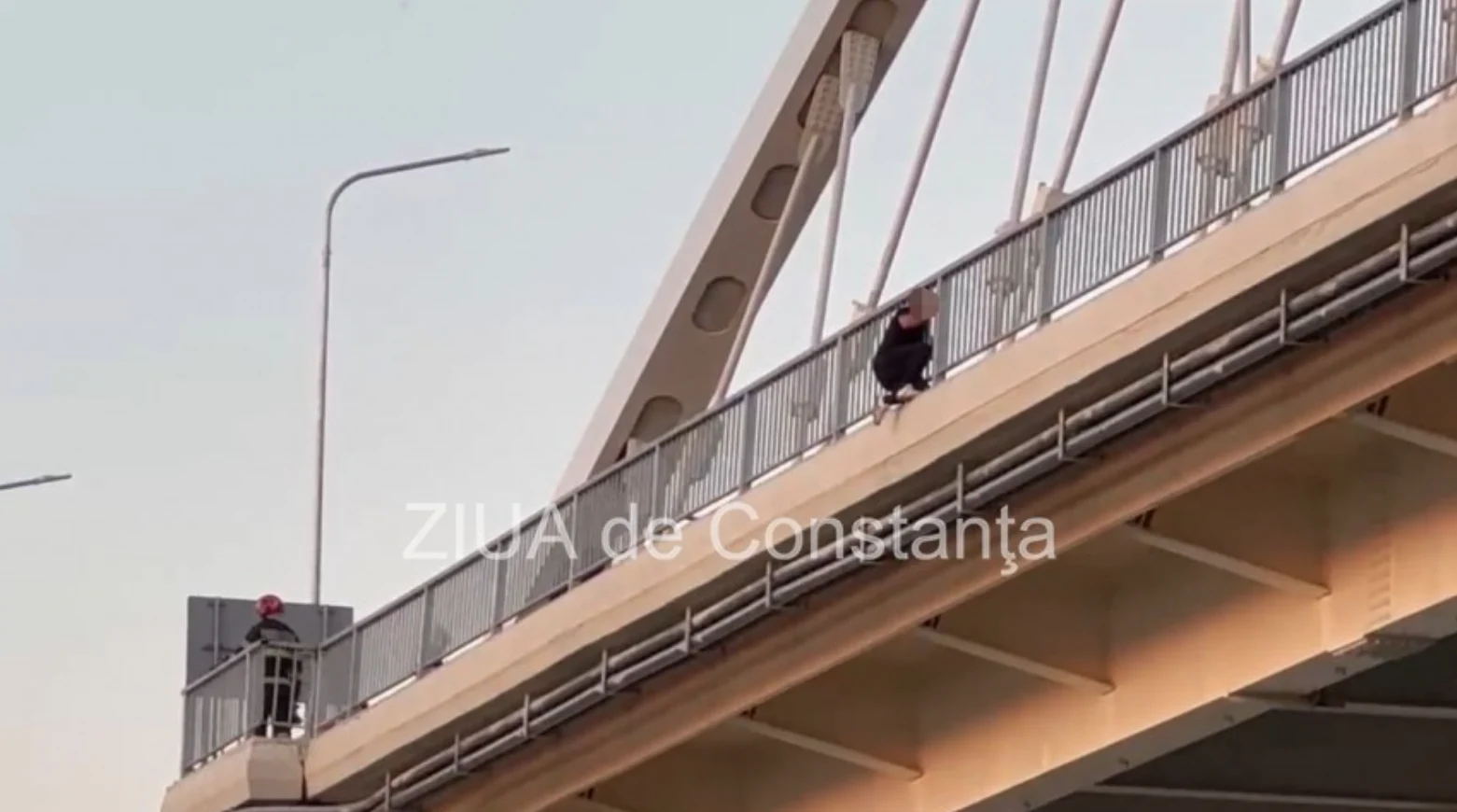 Momente tensionat la Murfatlar: un bărbat amenință că se aruncă de pe pod. Intervenție în dinamică a poliției și ISU