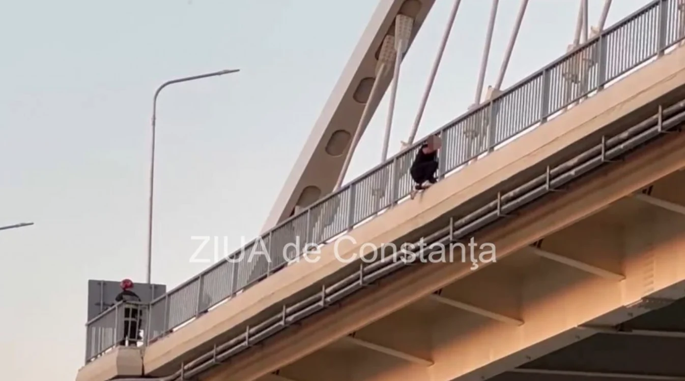 Un bărbat a urcat pe podul din Murfatlar. FOTO: Ziua de Constanța