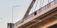 un barbat a urcat pe podul murfatlar si ameninta ca se arunca FOTO ziua de constanta 
