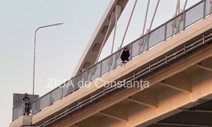 un barbat a urcat pe podul murfatlar si ameninta ca se arunca FOTO ziua de constanta
